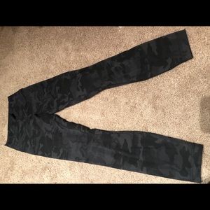 Lululemon Align 25” black camo size 4